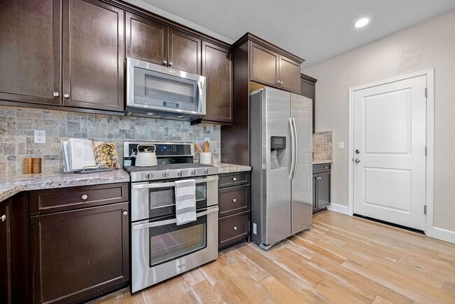 Building Photo - 5Bed/3Ba Home in Quiet Hayward Community w...