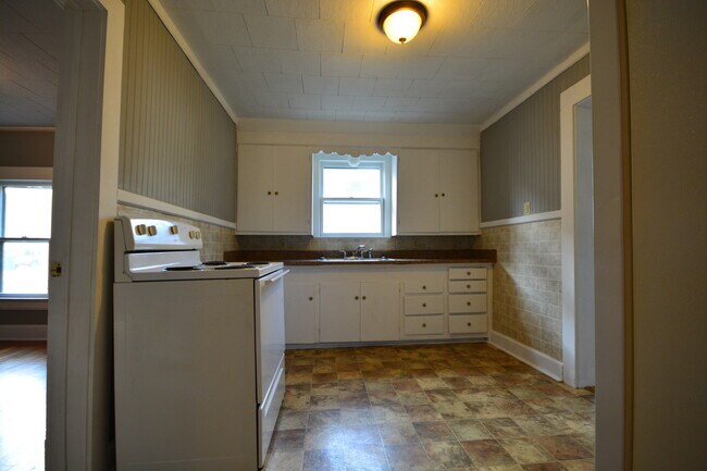 Building Photo - 3 Bedroom Home with lots of EXTRAS