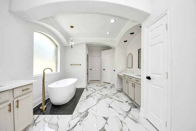 Building Photo - 527 Little River Ct
