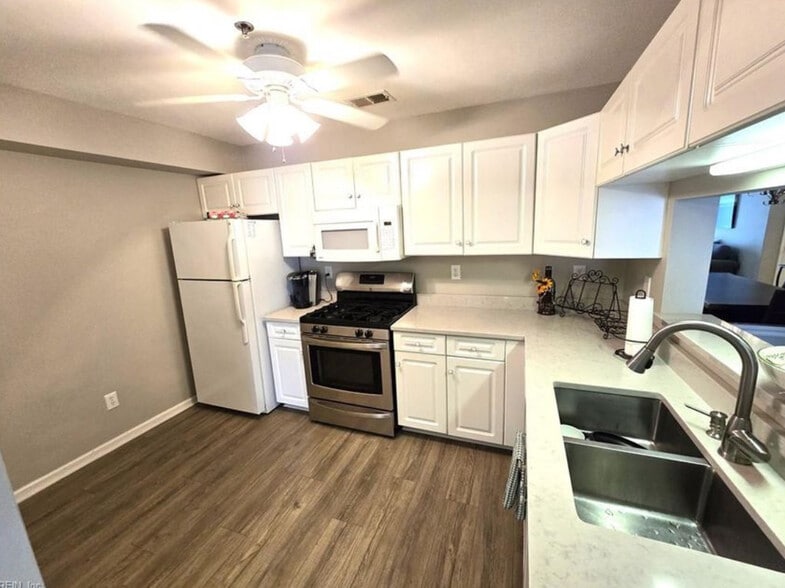 Building Photo - 2236 Lesner Cres