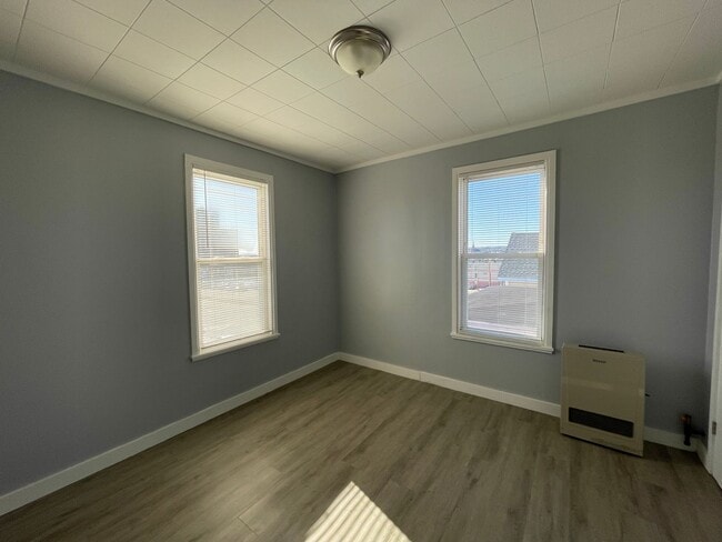 Building Photo - Third floor, 2 bedroom, 1 Bath in Manchest...
