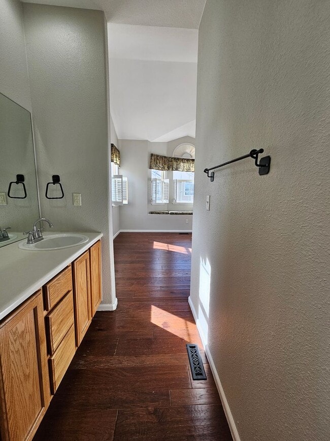 Building Photo - Stunning Highlands Ranch Townhome