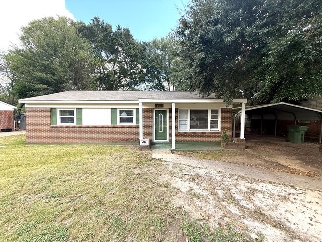 Primary Photo - ** 3 Bed 1 Bath located in Chisholm ** Cal...