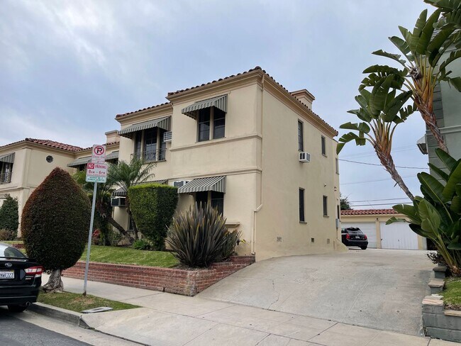 Building Photo - 927 Alandele Ave