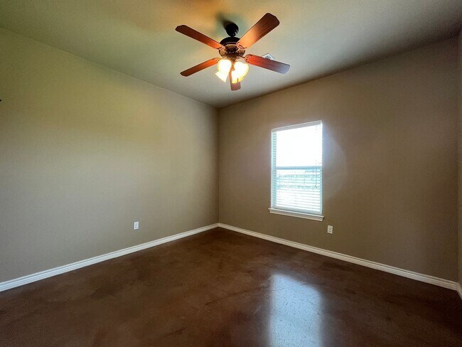 Building Photo - 3 Bedroom Single Family Home:  Refrigerato...