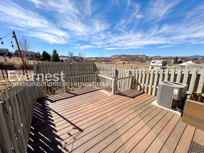 Building Photo - 2040 Oakcrest Cir