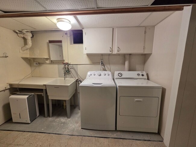 Building Photo - Beautiful 4 bedroom in Forest Hills