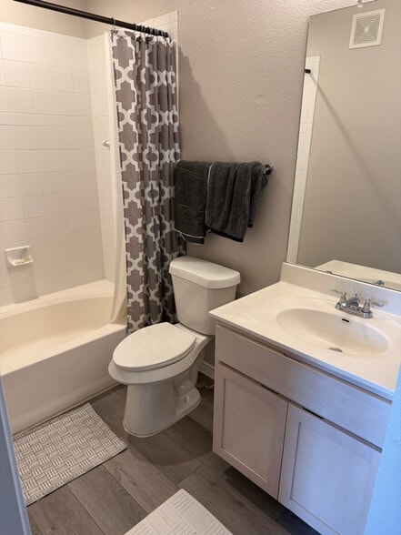 Building Photo - 528 Refugio St