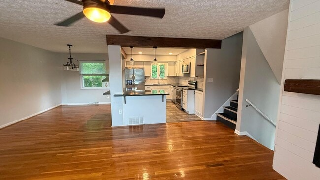 Building Photo - 321 Heil Dr