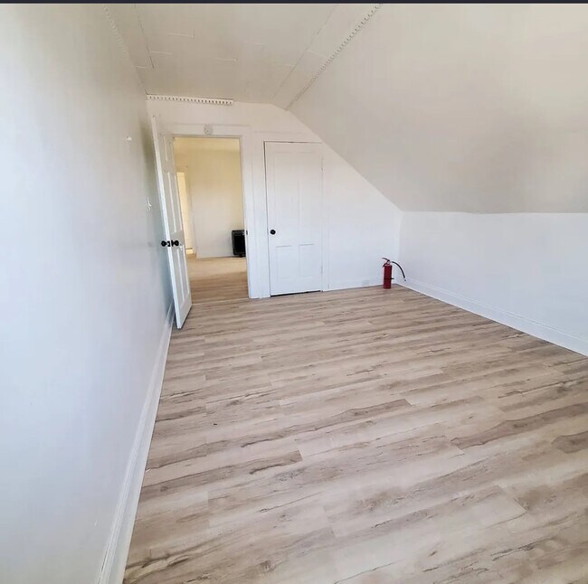 Building Photo - 3442 Larona Ave