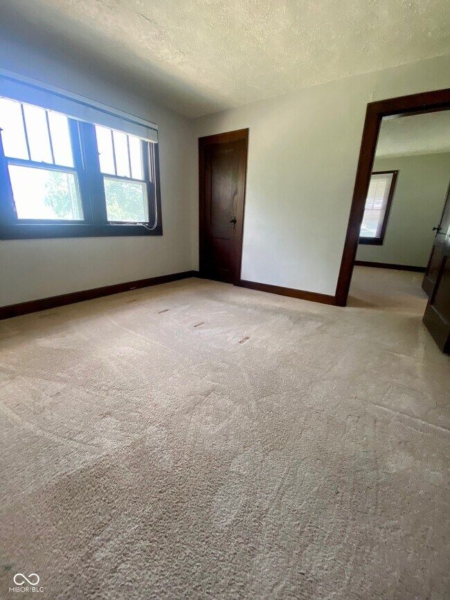 Building Photo - 302 E Troy Ave
