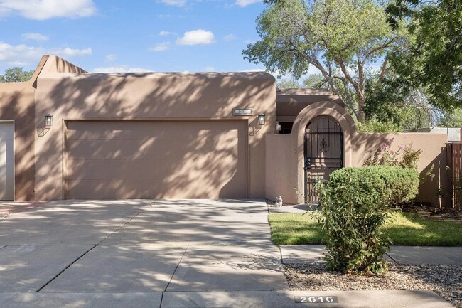 Building Photo - Adorable Townhome, 2 Master Bedroom Suites to Patio Living