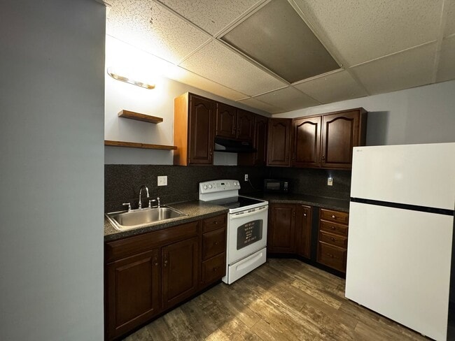 Building Photo - 3 Bedroom Row Home