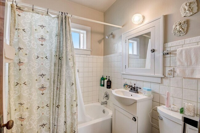 Building Photo - 2006 Grand Ave