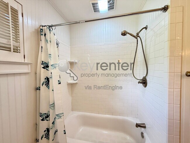 Building Photo - 1406 Highland Way