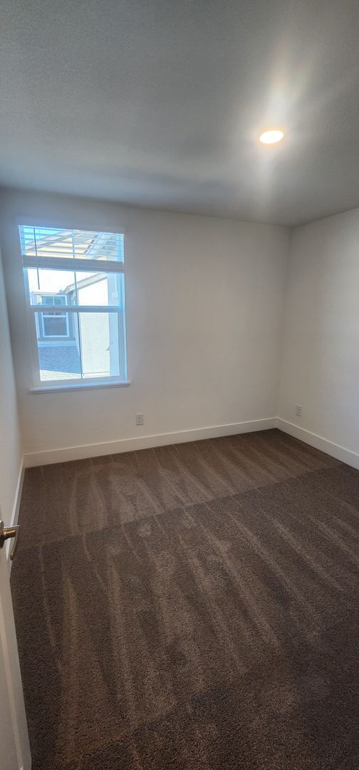 Building Photo - Newer home in Sparks!