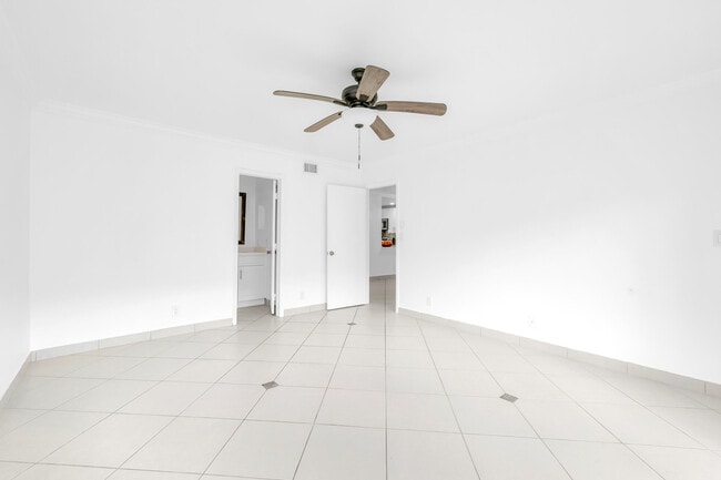 Building Photo - 153 W Laurel Dr