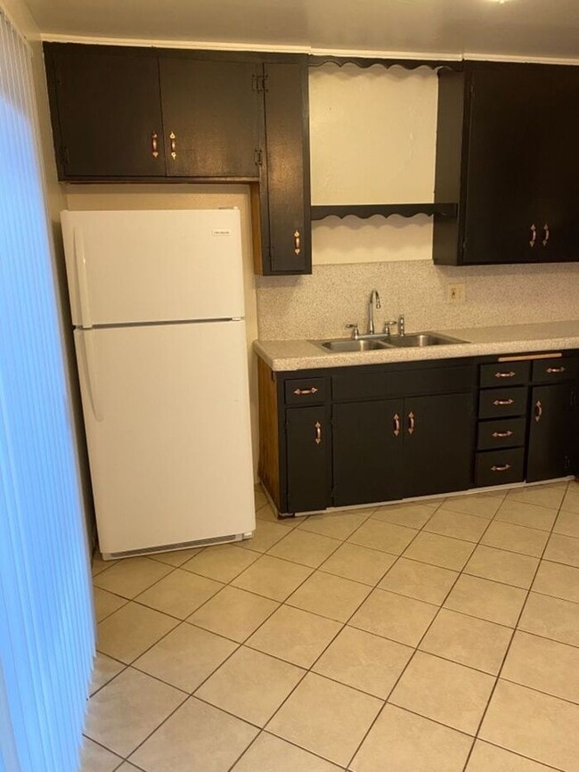 Building Photo - SPACIOUS 2BR/1BA Unit with private Yard.