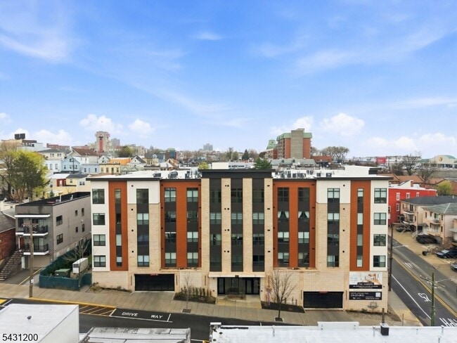 Building Photo - 649 38th St