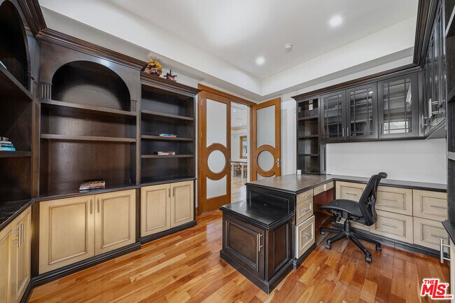 Building Photo - 9033 Cresta Dr