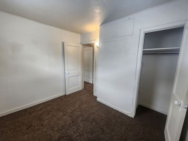 Building Photo - 2 Bedroom Apartment