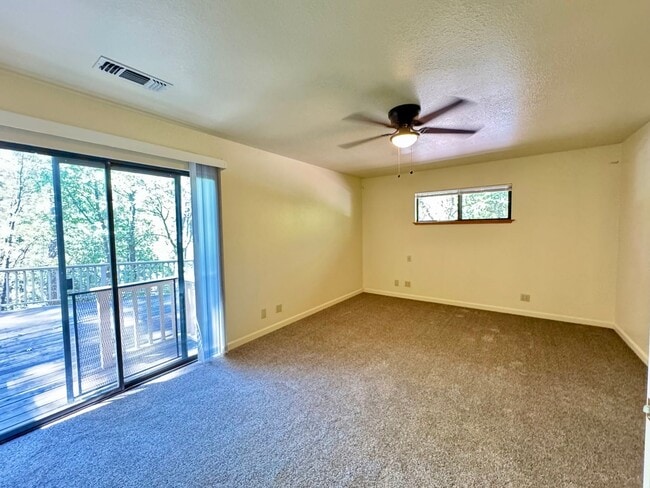 Building Photo - Spacious 3-bedroom, 2-bath multi-family home