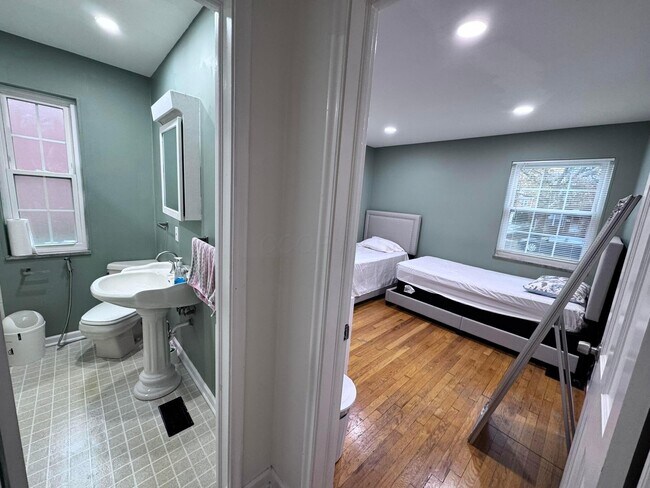 Building Photo - 2126 Harwitch Rd