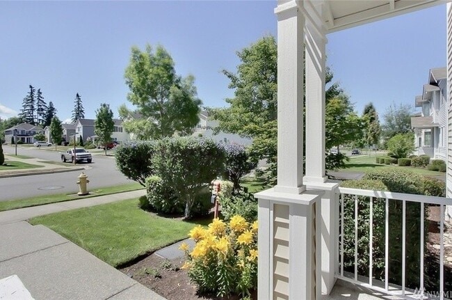 Building Photo - 3 Bedroom Townhome in DuPont