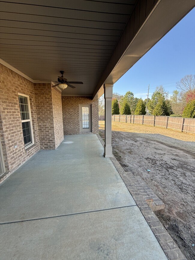 Building Photo - 218 Woodgrove Dr NW