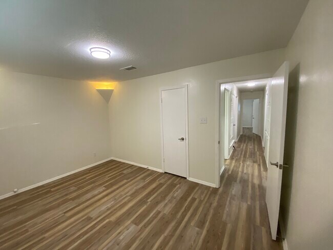 Building Photo - 1217 Scott Dr