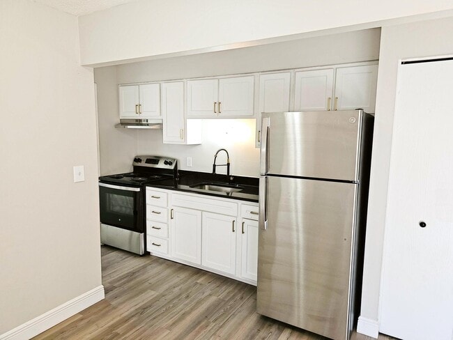 Building Photo - 6 Willow St