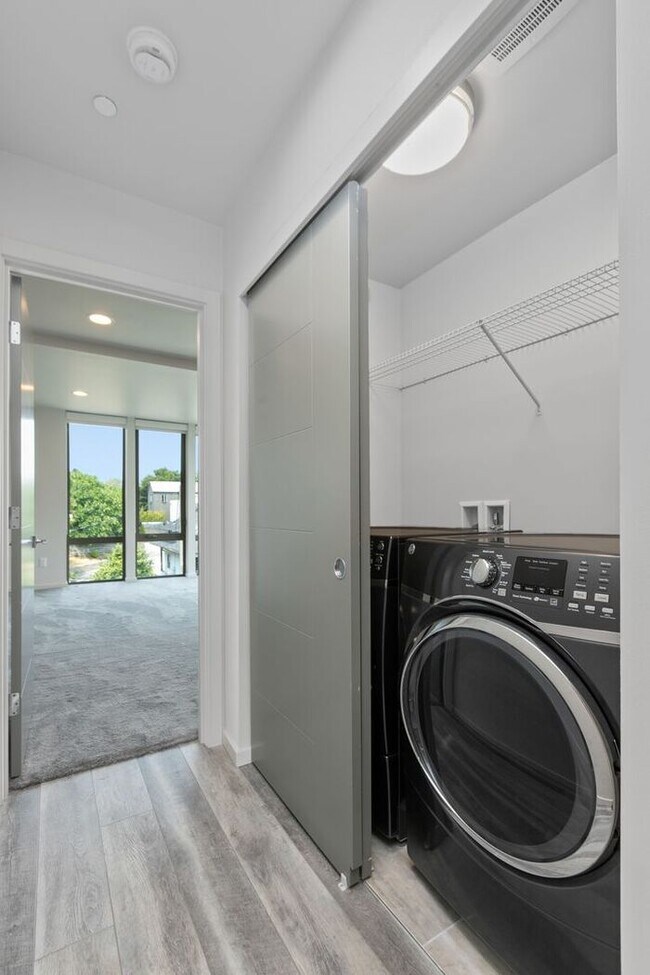 Building Photo - Stunning Ultra-Modern Capitol Hill View Home with Air Conditioning
