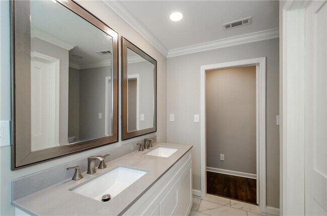 Building Photo - 729 Sunnybrook Dr