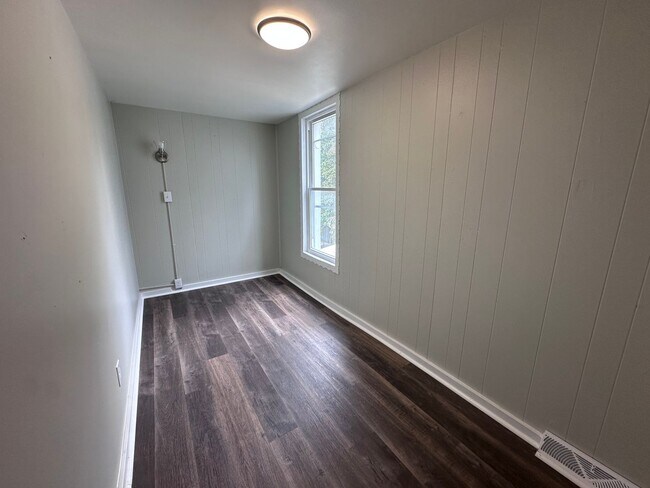 Building Photo - Large 3 bedroom 1 bath house for rent with small yard