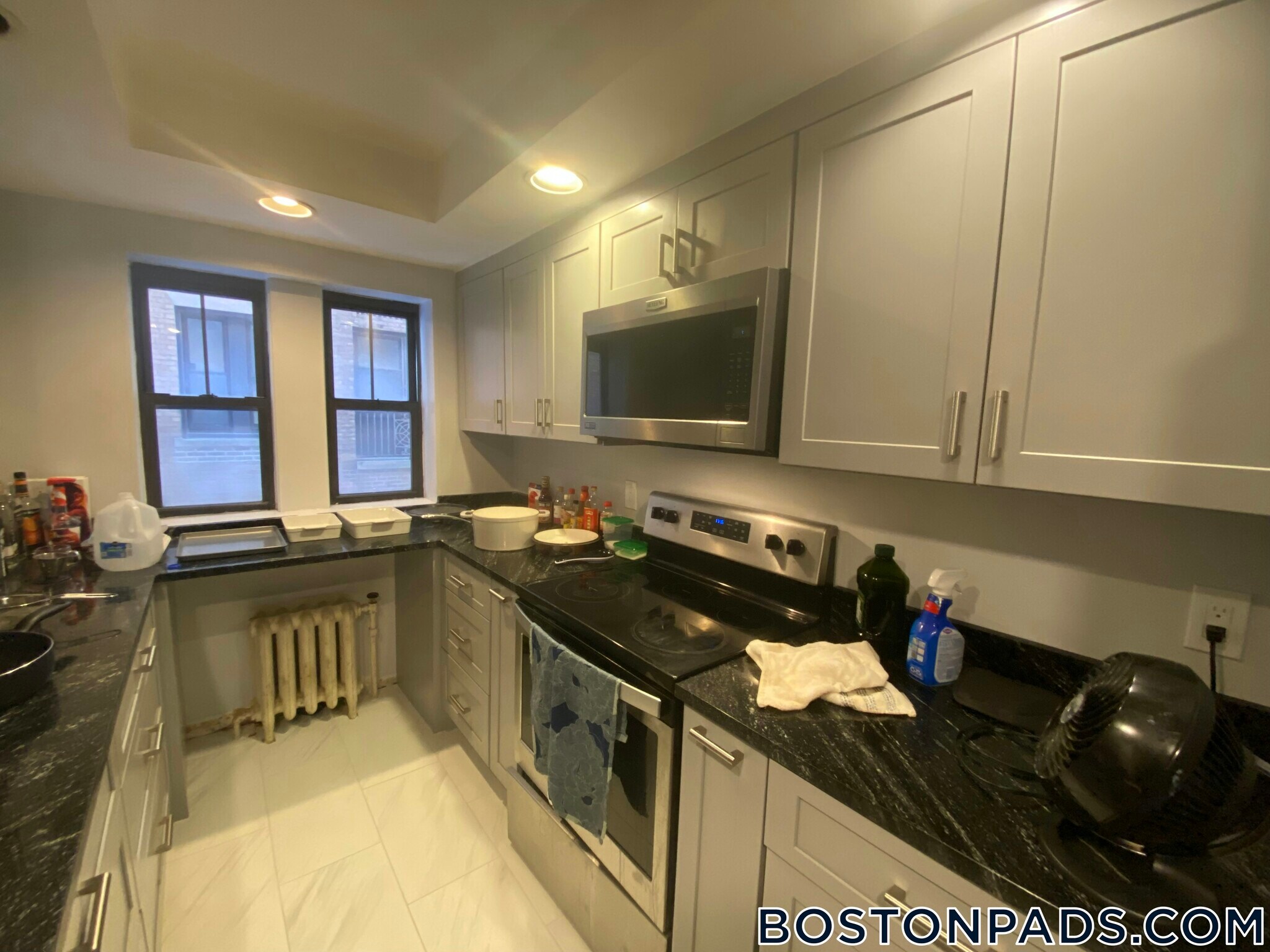 Building Photo - 452 Park Dr