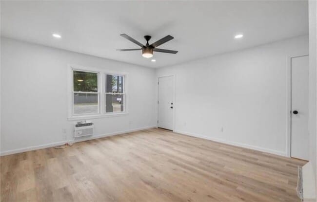 Building Photo - 610 N College Dr