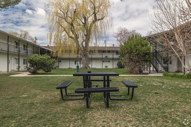 Courtyard - Mirador Apartments