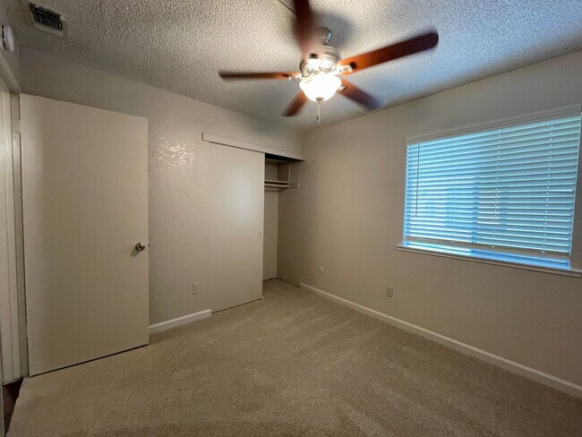 Building Photo - Spacious Downstairs 2 Bed 1 Bath in Gorgeo...