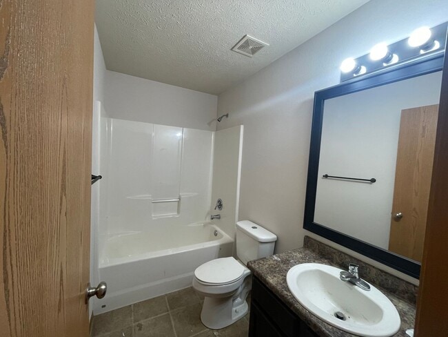 Building Photo - 3 Bedroom in Republic School District!