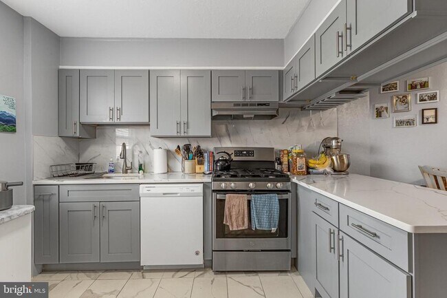 Building Photo - 158 Montgomery Ave