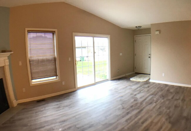 Building Photo - 208 Redbud Dr