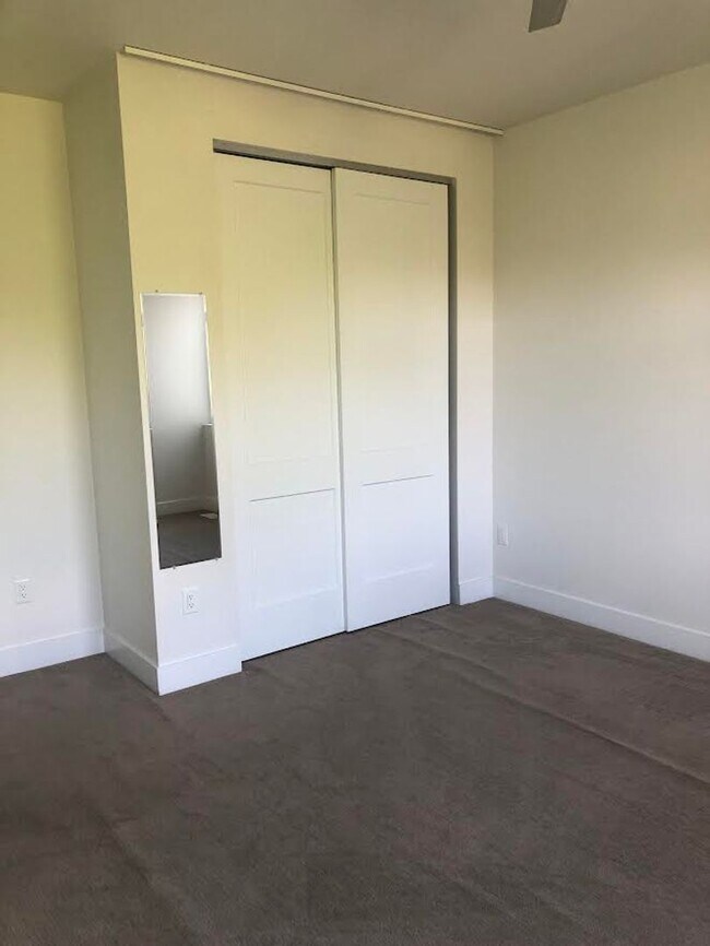 Building Photo - Beautiful 3 Bed, 4 Bath Home, Stunning Views from Rooftop Deck, D-12, close to DT and Military