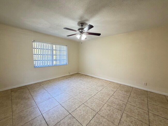 Building Photo - 5811 NE 14th Rd