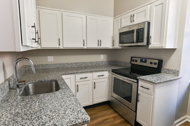 Building Photo - Large 3 Bedroom Single Family Home on Forster St