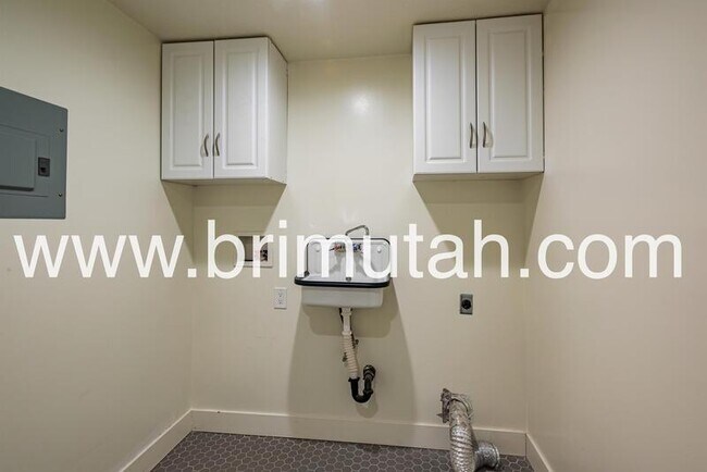 Building Photo - 1313 E 8425 S