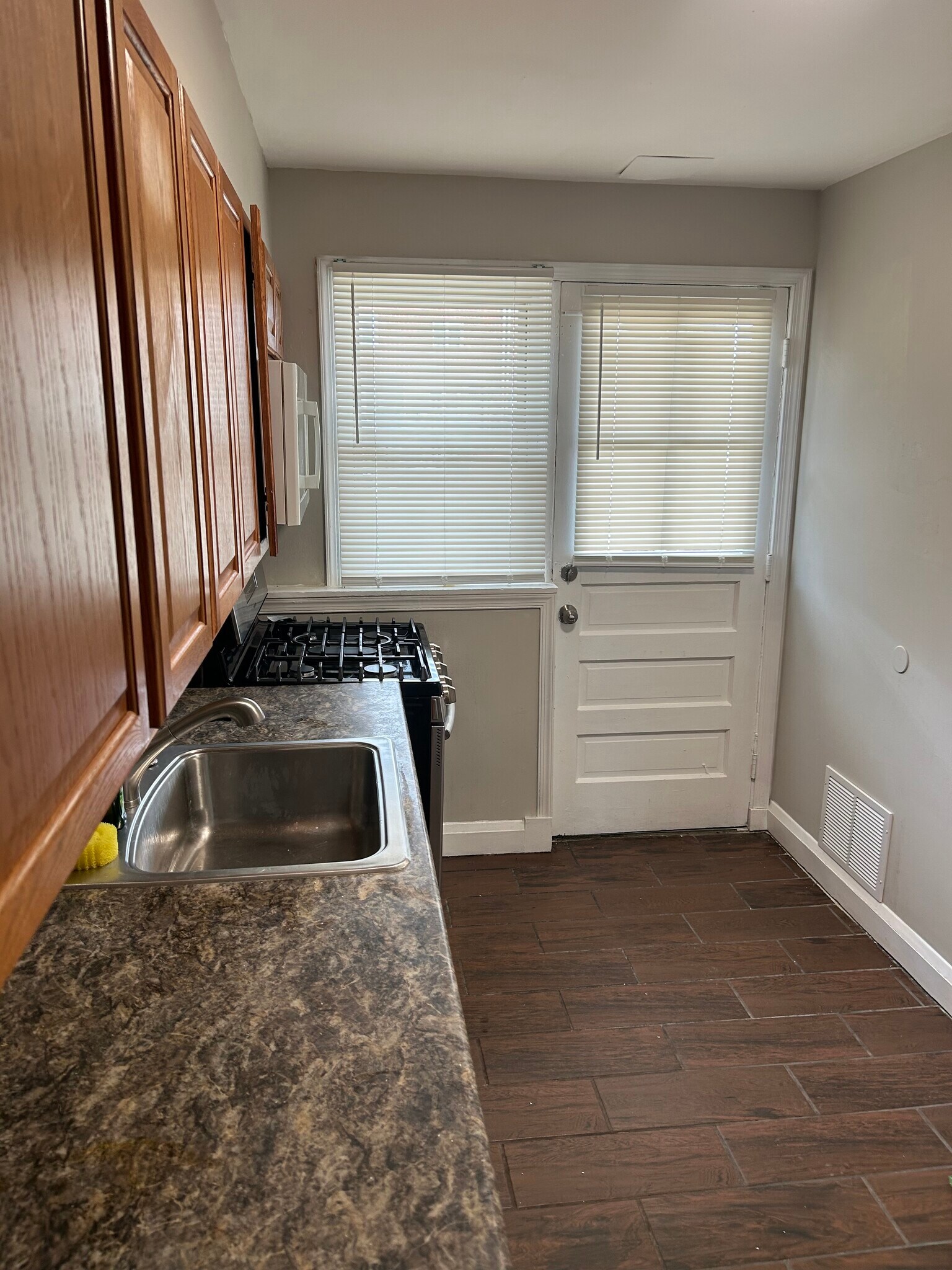 Building Photo - 1307 Hillsway Ct