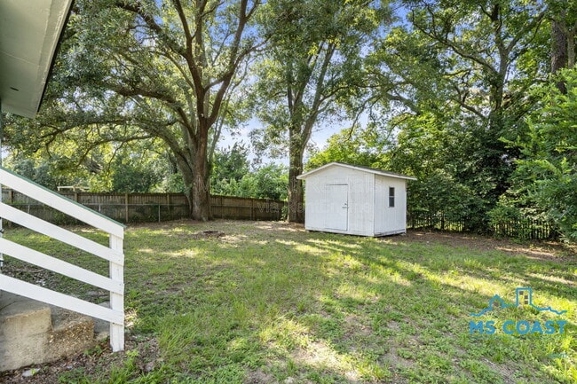 Building Photo - 2050 North Dr