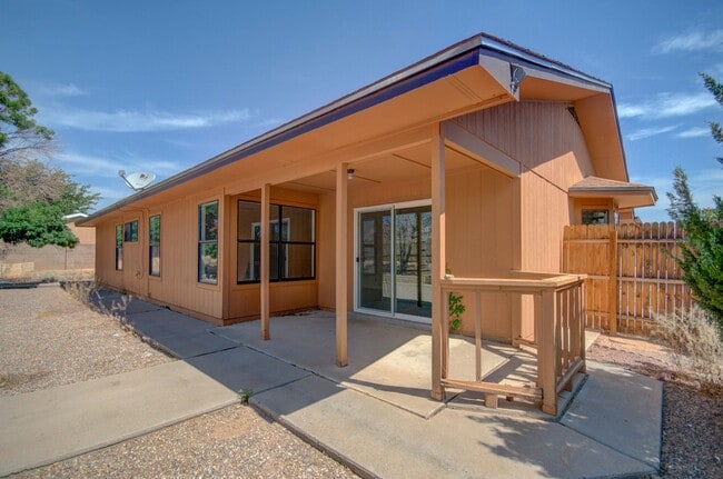 Building Photo - Amazing 3 Bedroom in Central Rio Rancho!