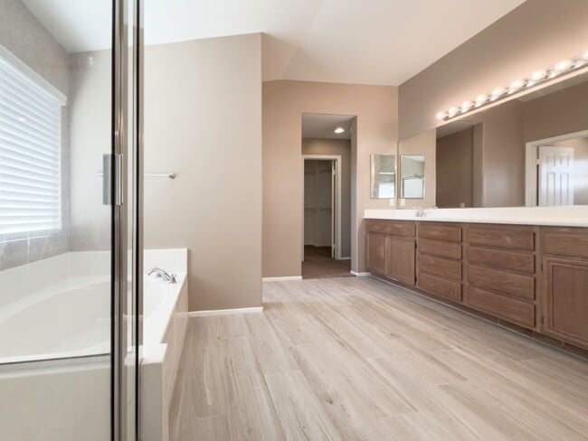 Building Photo - AVAILABLE NOW! 5 Bedroom, Cut-DeSac Home for Rent in a Beautiful, Murrieta Community!