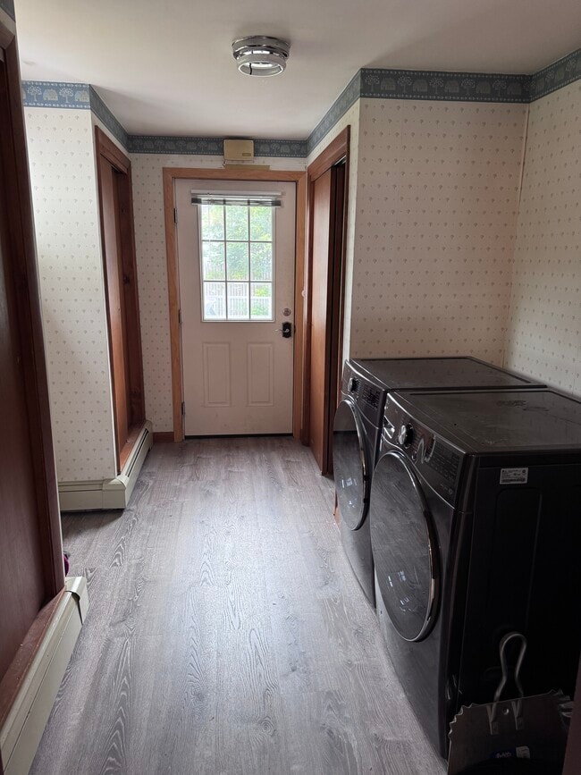 Building Photo - 157 College St